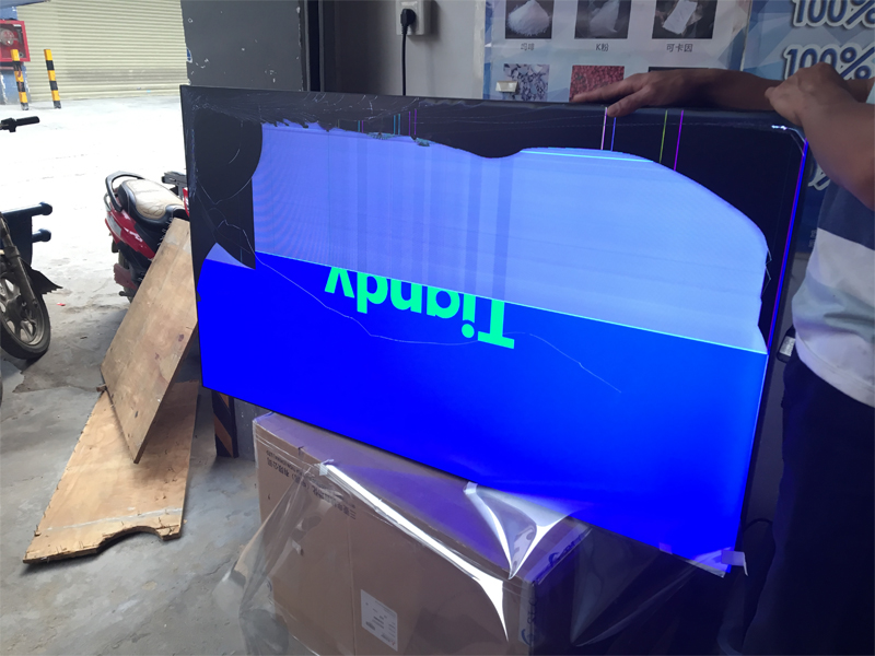 液晶拼接屏安裝時(shí)，不小心破屏了還能用嗎？