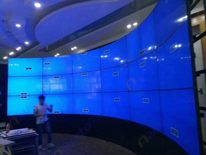 艾維圖18臺(tái)55寸弧形大屏幕液晶拼接解決方案及案例展示：進(jìn)駐昆明某企業(yè)會(huì)議室